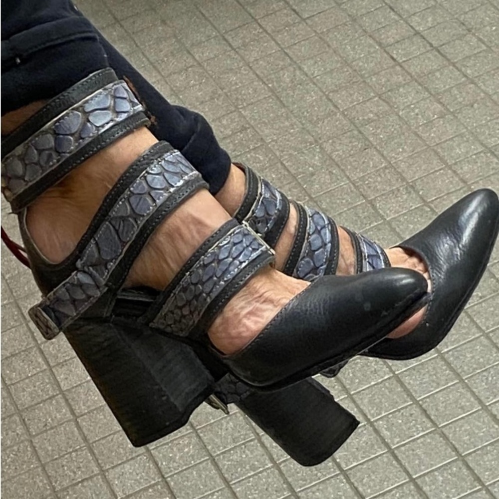 Freebird by Steven JACLYNN size 8 NAVY hold for Jessica